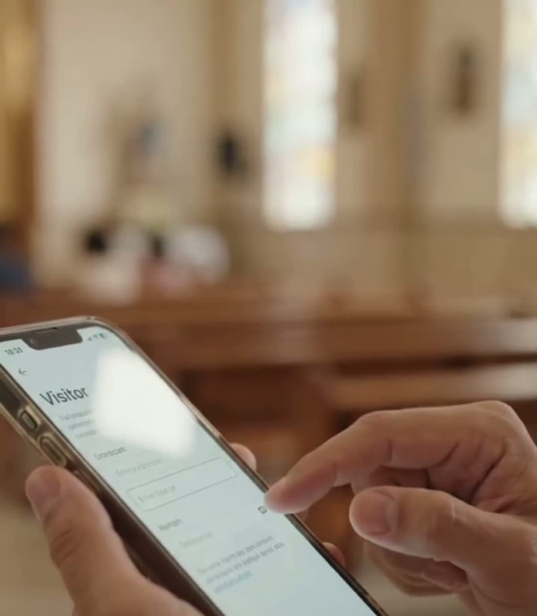Cadastro de visitante sendo preenchido no celular pelo Conecta Igreja